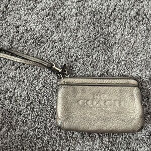 COACH DOUBLE CORNER ZIP WRISTLET IN PEBBLE LEATHER IN LIGHT GOLD/METALLIC